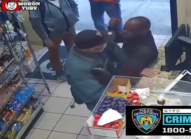 Video :An 82-year-old guy is attacked by a top-tier bastard